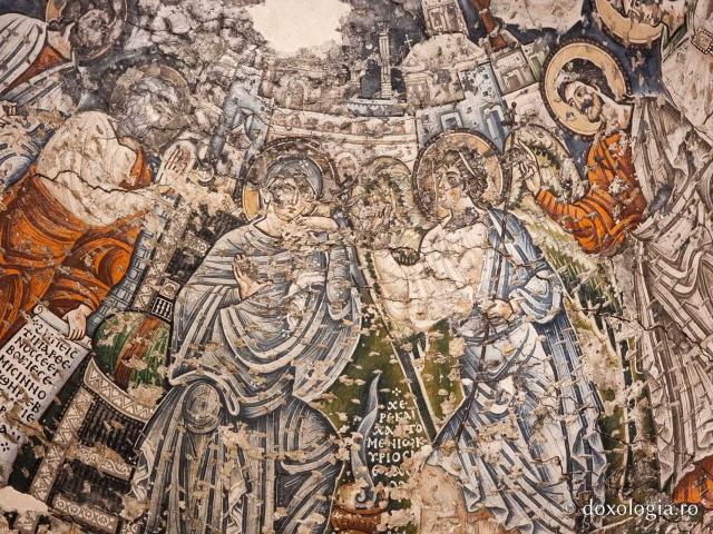 Clipe de răgaz în fața frescelor din biserica Mănăstirii El Sourian din Egipt