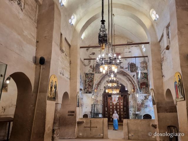 Clipe de răgaz în fața frescelor din biserica Mănăstirii El Sourian din Egipt