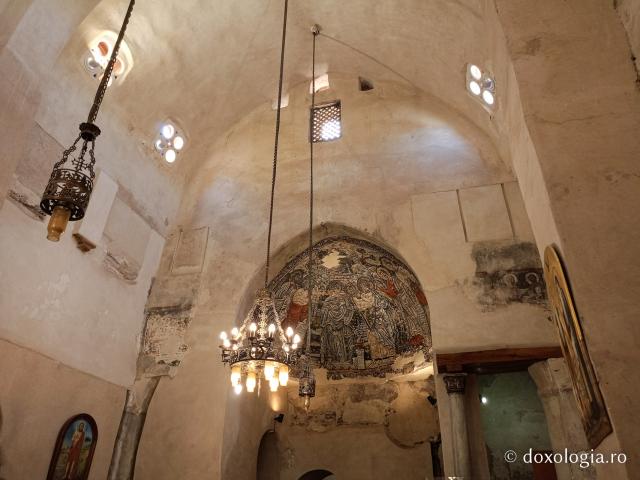 Clipe de răgaz în fața frescelor din biserica Mănăstirii El Sourian din Egipt