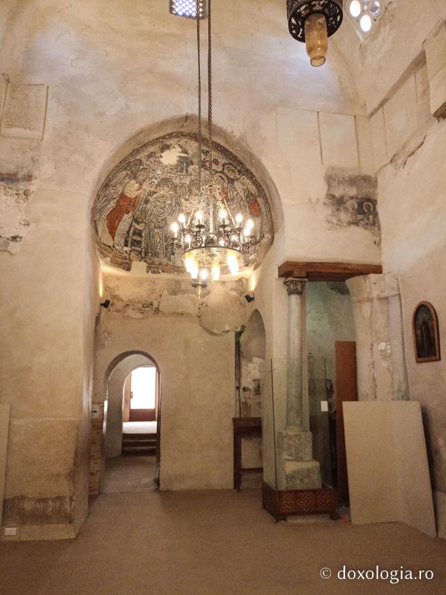 Clipe de răgaz în fața frescelor din biserica Mănăstirii El Sourian din Egipt
