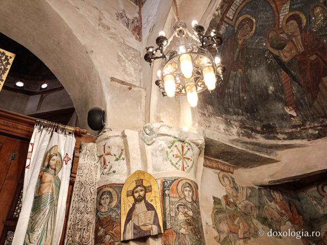 Clipe de răgaz în fața frescelor din biserica Mănăstirii El Sourian din Egipt