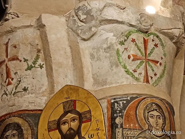 Clipe de răgaz în fața frescelor din biserica Mănăstirii El Sourian din Egipt