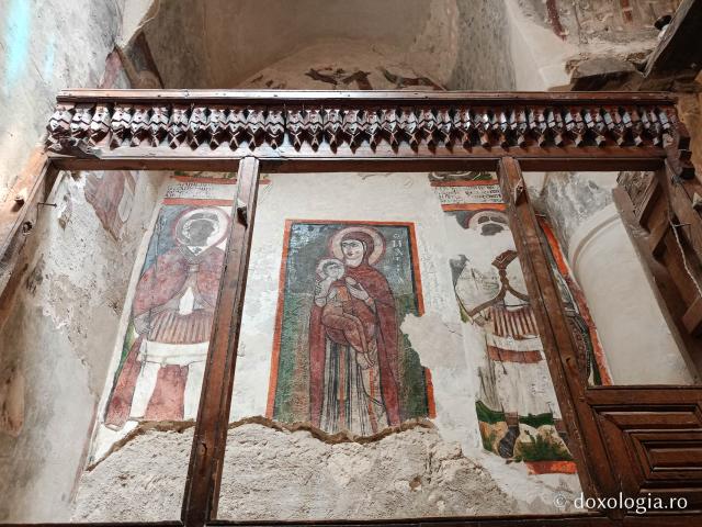 Clipe de răgaz în fața frescelor din biserica Mănăstirii El Sourian din Egipt