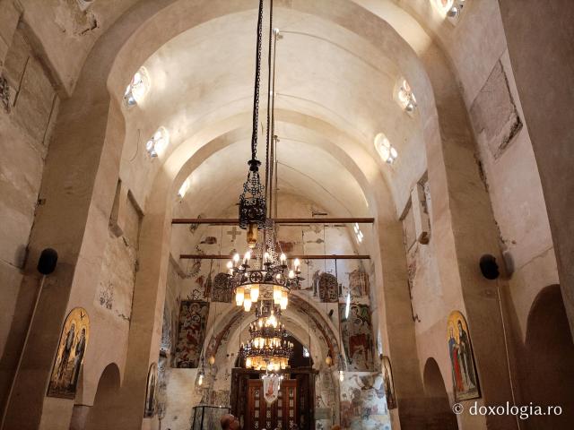 Clipe de răgaz în fața frescelor din biserica Mănăstirii El Sourian din Egipt