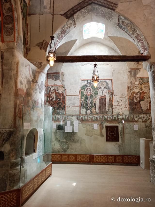 Clipe de răgaz în fața frescelor din biserica Mănăstirii El Sourian din Egipt