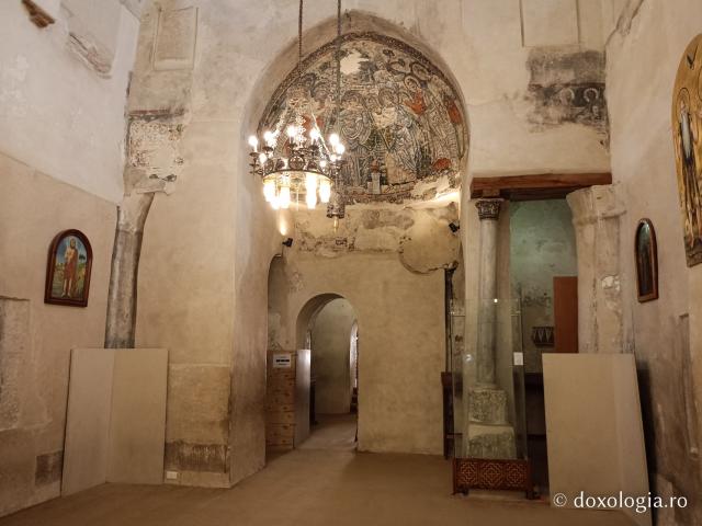 Clipe de răgaz în fața frescelor din biserica Mănăstirii El Sourian din Egipt