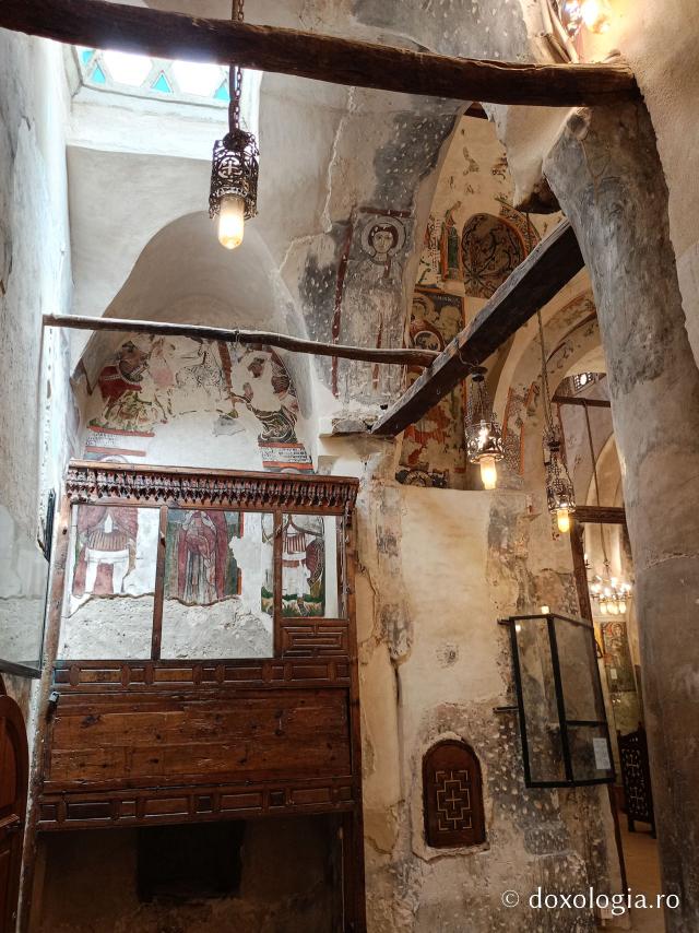 Clipe de răgaz în fața frescelor din biserica Mănăstirii El Sourian din Egipt