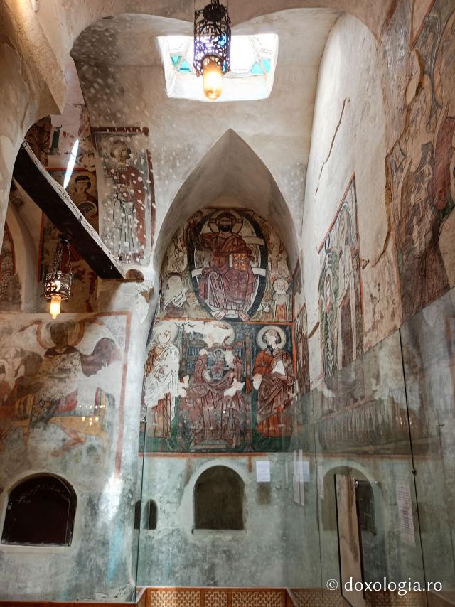Clipe de răgaz în fața frescelor din biserica Mănăstirii El Sourian din Egipt