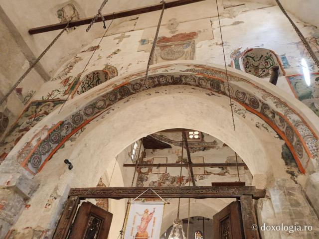 Clipe de răgaz în fața frescelor din biserica Mănăstirii El Sourian din Egipt