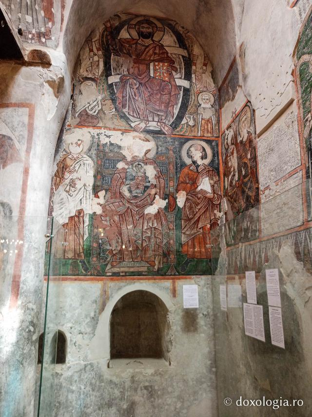 Clipe de răgaz în fața frescelor din biserica Mănăstirii El Sourian din Egipt
