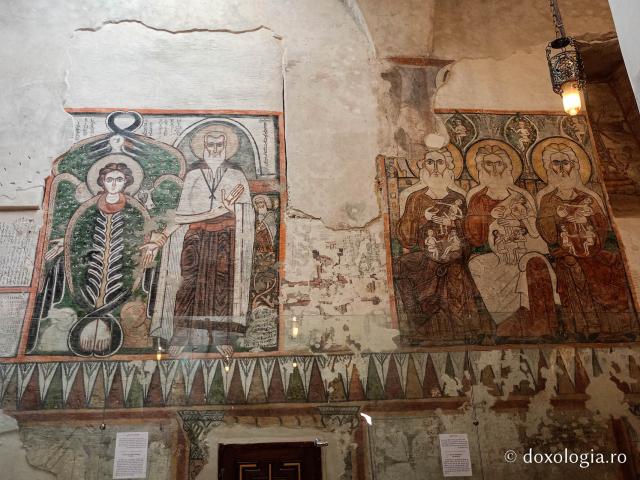 Clipe de răgaz în fața frescelor din biserica Mănăstirii El Sourian din Egipt