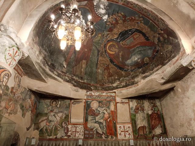 Clipe de răgaz în fața frescelor din biserica Mănăstirii El Sourian din Egipt