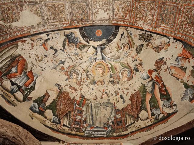 Clipe de răgaz în fața frescelor din biserica Mănăstirii El Sourian din Egipt