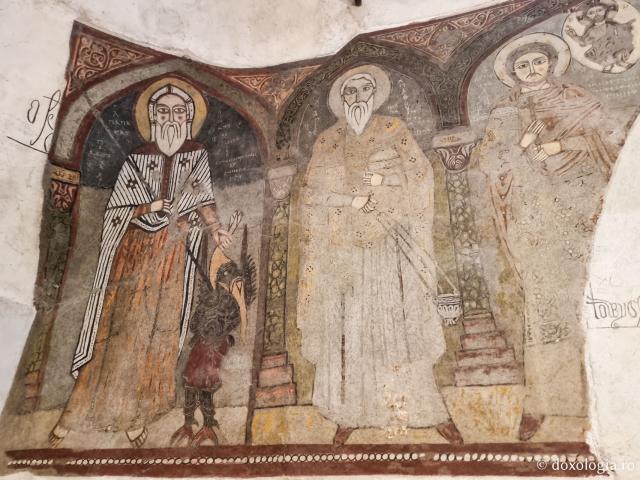 Clipe de răgaz în fața frescelor din biserica Mănăstirii „Sfântul Antonie cel Mare” din Egipt