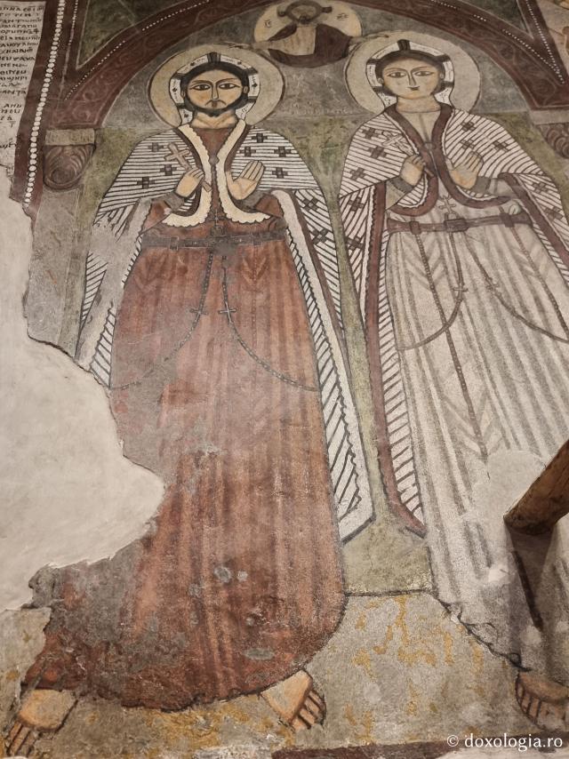 Clipe de răgaz în fața frescelor din biserica Mănăstirii „Sfântul Antonie cel Mare” din Egipt