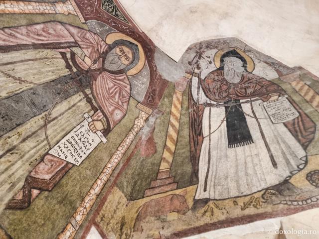 Clipe de răgaz în fața frescelor din biserica Mănăstirii „Sfântul Antonie cel Mare” din Egipt