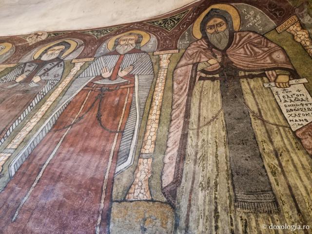 Clipe de răgaz în fața frescelor din biserica Mănăstirii „Sfântul Antonie cel Mare” din Egipt
