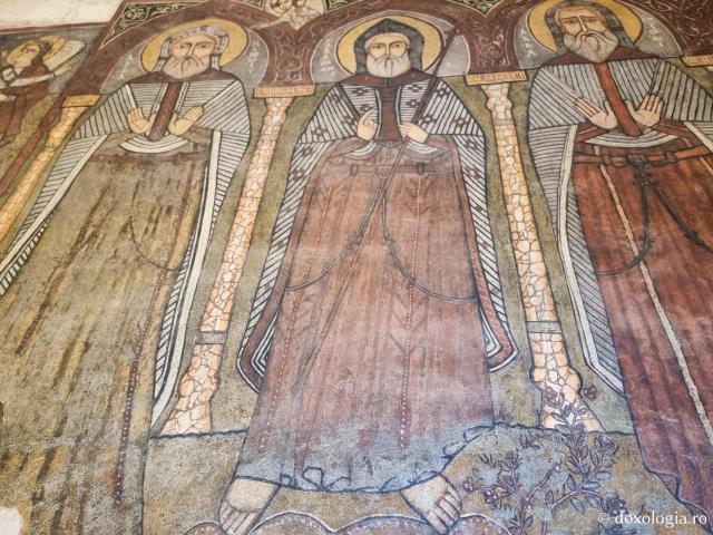 Clipe de răgaz în fața frescelor din biserica Mănăstirii „Sfântul Antonie cel Mare” din Egipt