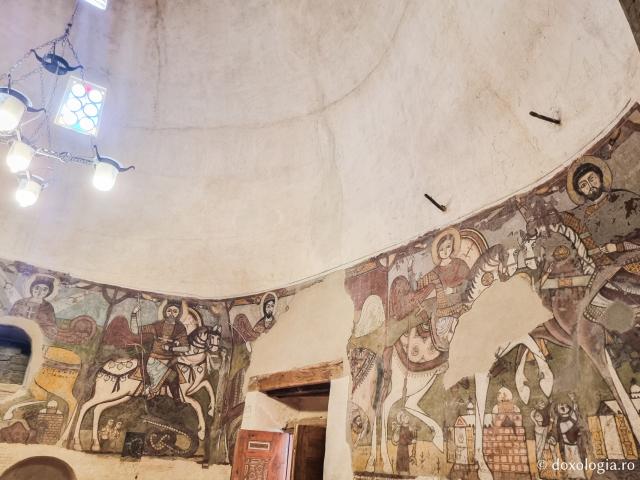 Clipe de răgaz în fața frescelor din biserica Mănăstirii „Sfântul Antonie cel Mare” din Egipt