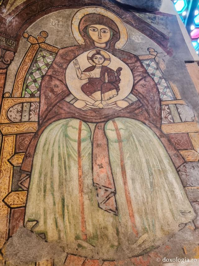 Clipe de răgaz în fața frescelor din biserica Mănăstirii „Sfântul Antonie cel Mare” din Egipt