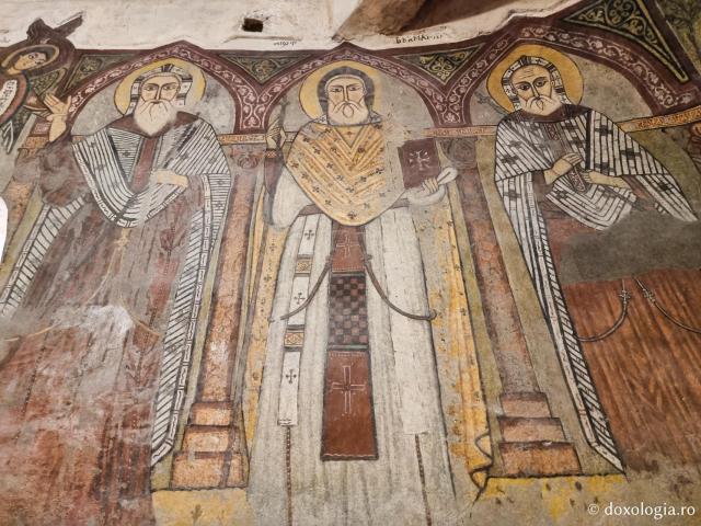 Clipe de răgaz în fața frescelor din biserica Mănăstirii „Sfântul Antonie cel Mare” din Egipt