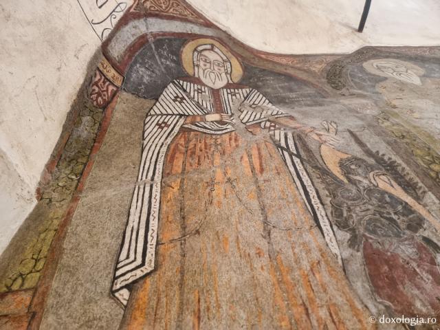 Clipe de răgaz în fața frescelor din biserica Mănăstirii „Sfântul Antonie cel Mare” din Egipt