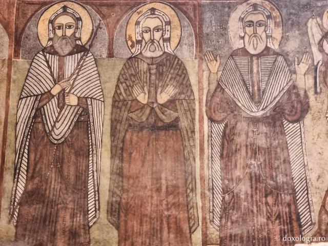 Clipe de răgaz în fața frescelor din biserica Mănăstirii „Sfântul Antonie cel Mare” din Egipt