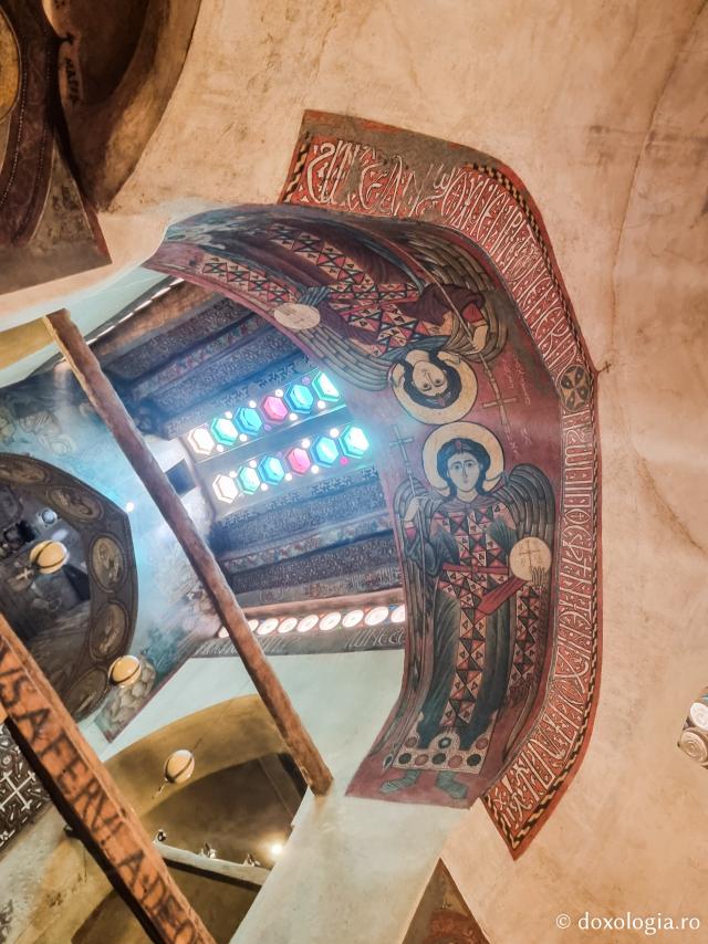 Clipe de răgaz în fața frescelor din biserica Mănăstirii „Sfântul Antonie cel Mare” din Egipt