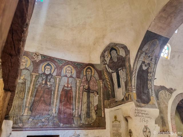 Clipe de răgaz în fața frescelor din biserica Mănăstirii „Sfântul Antonie cel Mare” din Egipt
