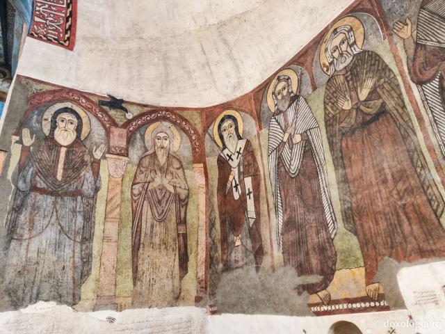 Clipe de răgaz în fața frescelor din biserica Mănăstirii „Sfântul Antonie cel Mare” din Egipt