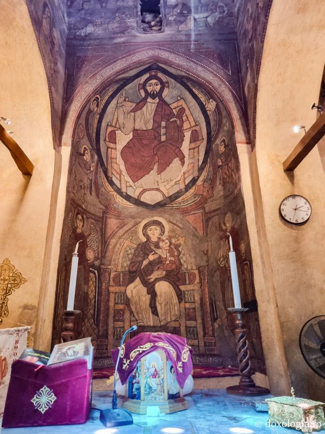 Clipe de răgaz în fața frescelor din biserica Mănăstirii „Sfântul Antonie cel Mare” din Egipt