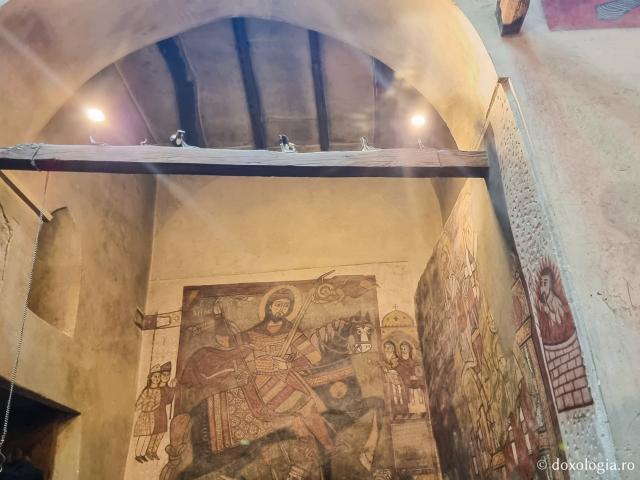 Clipe de răgaz în fața frescelor din biserica Mănăstirii „Sfântul Antonie cel Mare” din Egipt