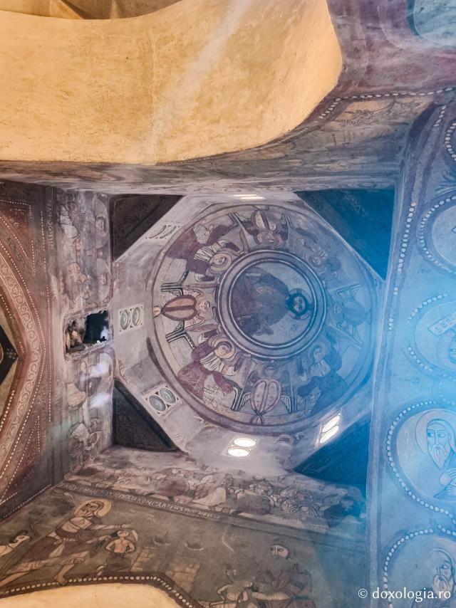 Clipe de răgaz în fața frescelor din biserica Mănăstirii „Sfântul Antonie cel Mare” din Egipt