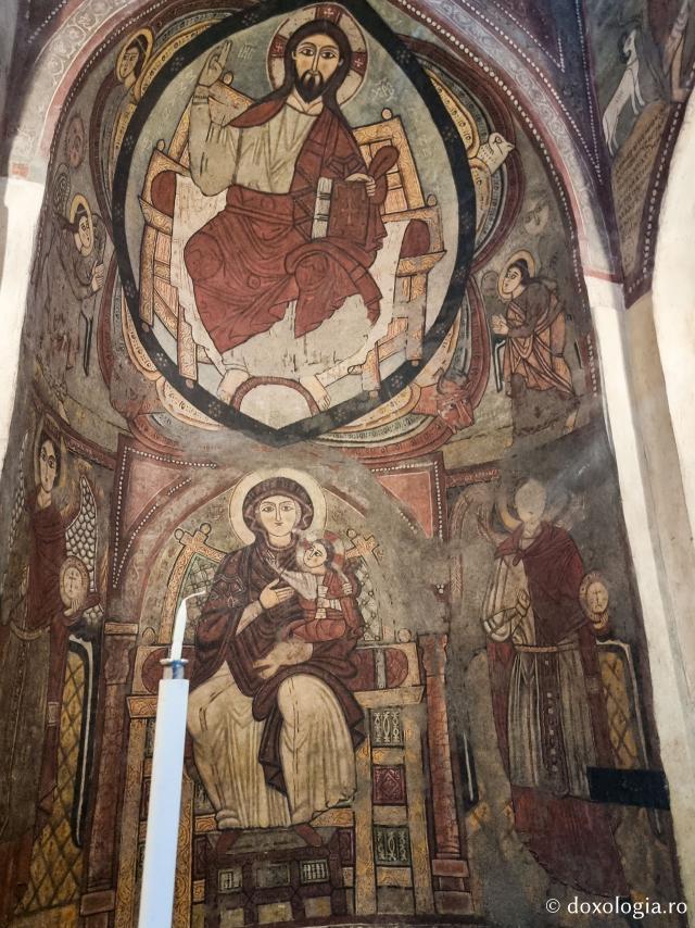 Clipe de răgaz în fața frescelor din biserica Mănăstirii „Sfântul Antonie cel Mare” din Egipt