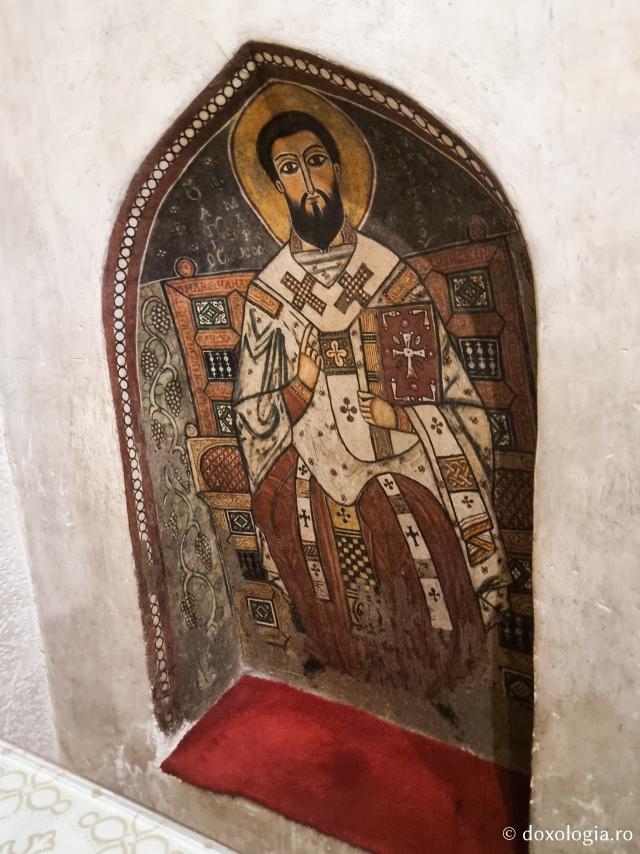 Clipe de răgaz în fața frescelor din biserica Mănăstirii „Sfântul Antonie cel Mare” din Egipt