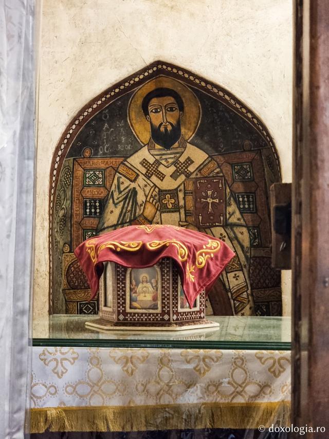 Clipe de răgaz în fața frescelor din biserica Mănăstirii „Sfântul Antonie cel Mare” din Egipt
