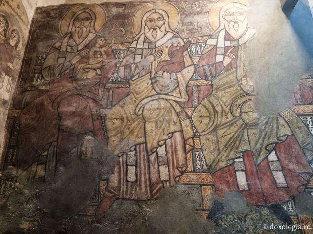 Clipe de răgaz în fața frescelor din biserica Mănăstirii „Sfântul Antonie cel Mare” din Egipt