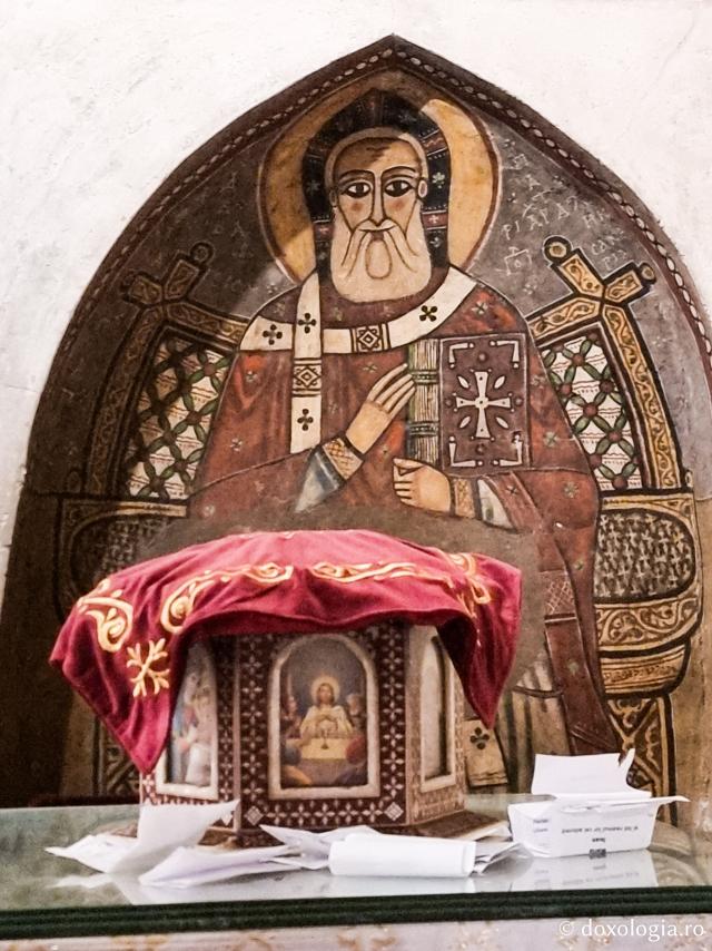 Clipe de răgaz în fața frescelor din biserica Mănăstirii „Sfântul Antonie cel Mare” din Egipt