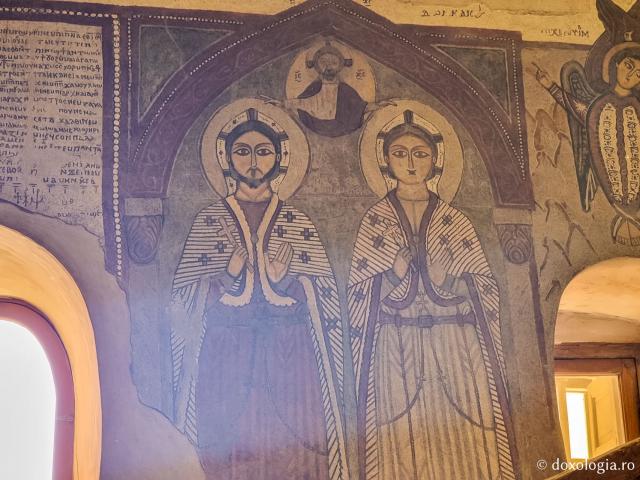 Clipe de răgaz în fața frescelor din biserica Mănăstirii „Sfântul Antonie cel Mare” din Egipt