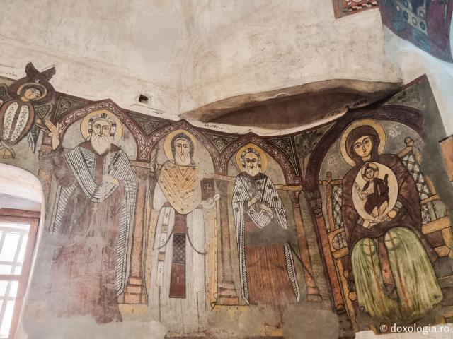 Clipe de răgaz în fața frescelor din biserica Mănăstirii „Sfântul Antonie cel Mare” din Egipt