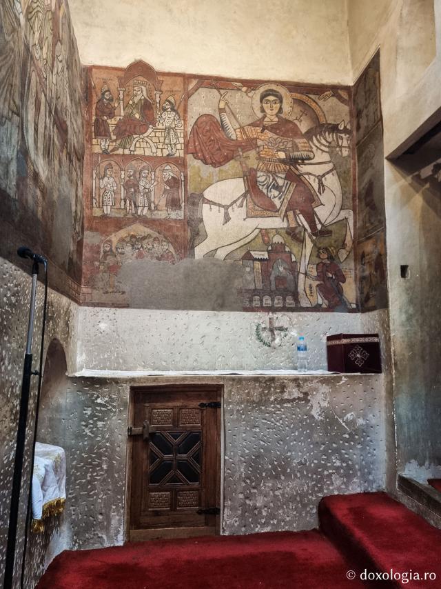 Clipe de răgaz în fața frescelor din biserica Mănăstirii „Sfântul Antonie cel Mare” din Egipt