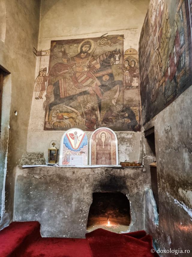 Clipe de răgaz în fața frescelor din biserica Mănăstirii „Sfântul Antonie cel Mare” din Egipt