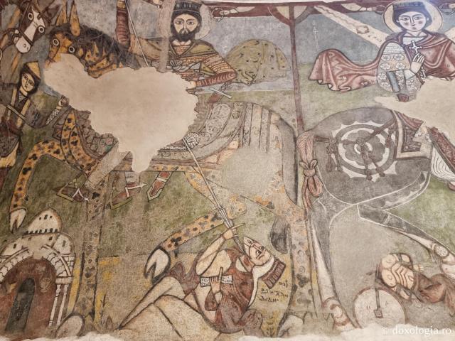 Clipe de răgaz în fața frescelor din biserica Mănăstirii „Sfântul Antonie cel Mare” din Egipt