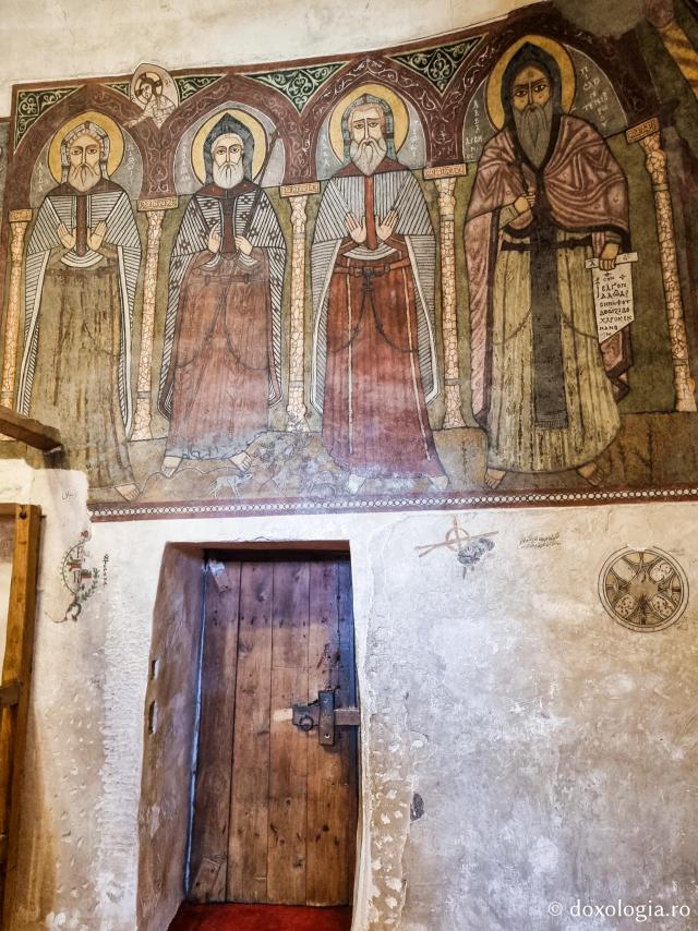 Clipe de răgaz în fața frescelor din biserica Mănăstirii „Sfântul Antonie cel Mare” din Egipt