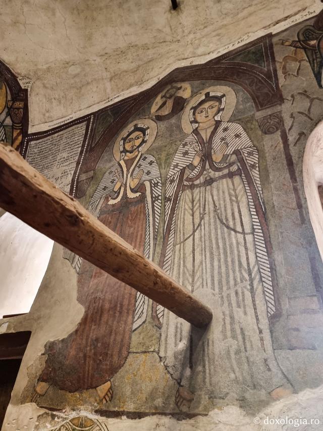 Clipe de răgaz în fața frescelor din biserica Mănăstirii „Sfântul Antonie cel Mare” din Egipt