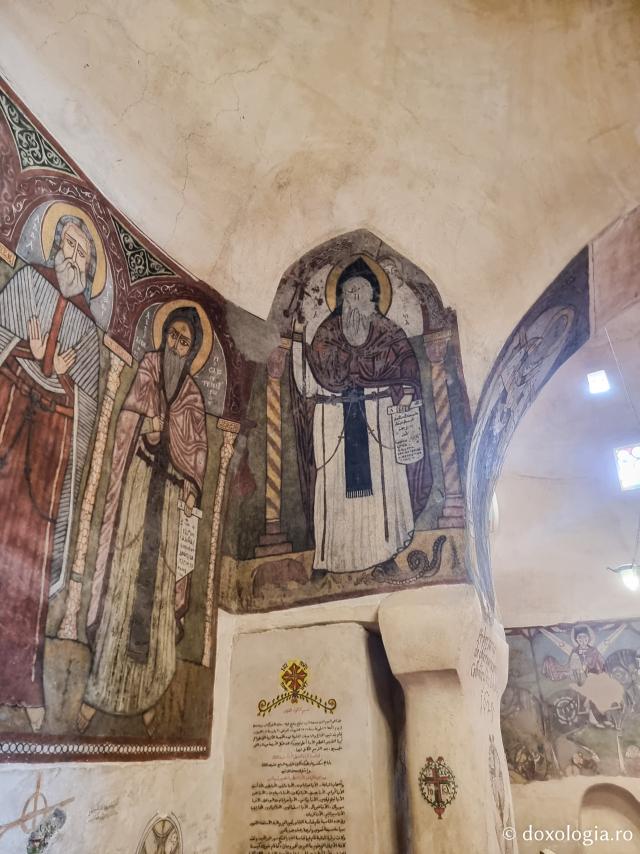 Clipe de răgaz în fața frescelor din biserica Mănăstirii „Sfântul Antonie cel Mare” din Egipt