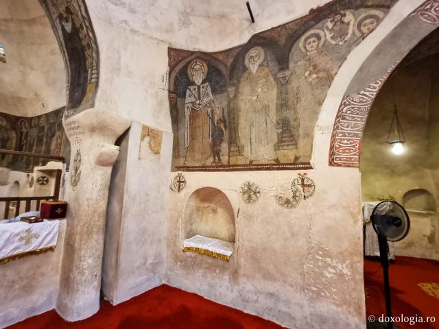 Clipe de răgaz în fața frescelor din biserica Mănăstirii „Sfântul Antonie cel Mare” din Egipt