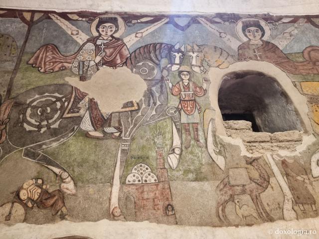 Clipe de răgaz în fața frescelor din biserica Mănăstirii „Sfântul Antonie cel Mare” din Egipt