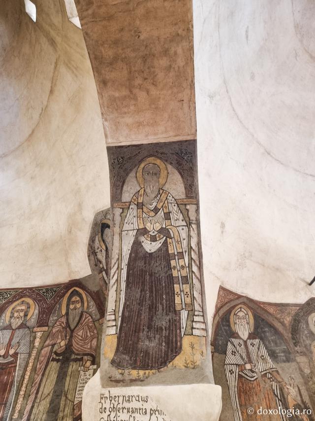 Clipe de răgaz în fața frescelor din biserica Mănăstirii „Sfântul Antonie cel Mare” din Egipt