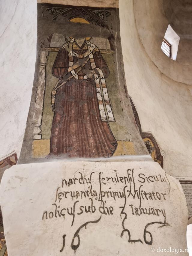 Clipe de răgaz în fața frescelor din biserica Mănăstirii „Sfântul Antonie cel Mare” din Egipt